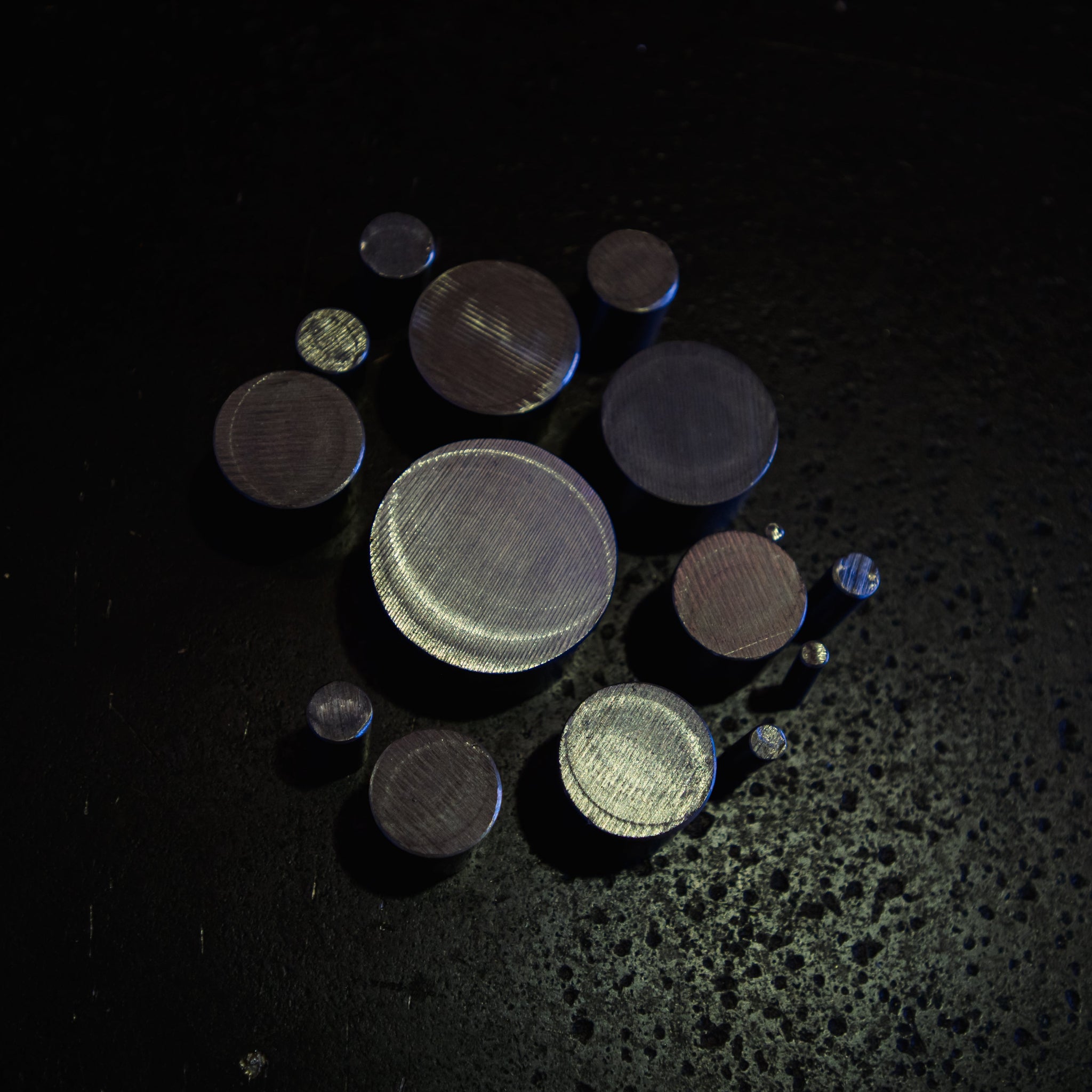 Angled view of stainless steel round bar cut sections showing end faces and range of available diameters